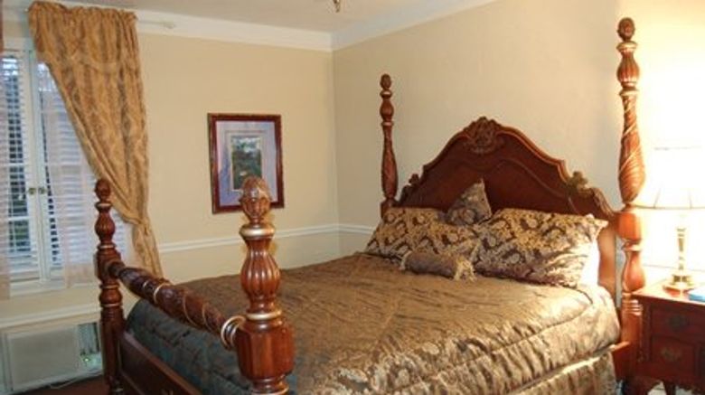 <b>The 1927 Lake Lure Inn & Spa Room</b>. Images powered by <a href="https://www.leonardoworldwide.com/" title="Leonardo Worldwide" target="_blank">Leonardo</a>.