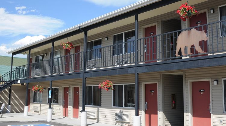 Cross-Winds Motor Inn Exterior