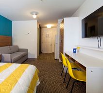 Uptown Suites Smyrna Room