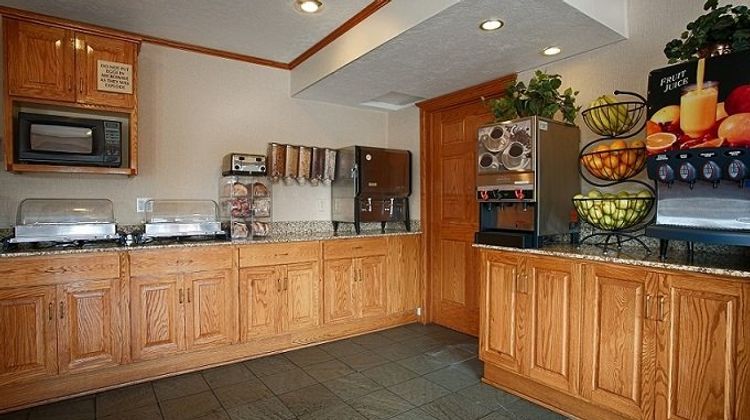 Cross-Winds Motor Inn Restaurant