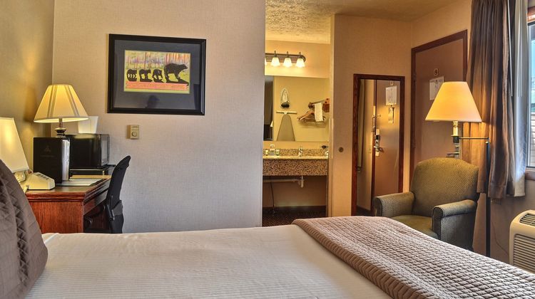 Cross-Winds Motor Inn Room