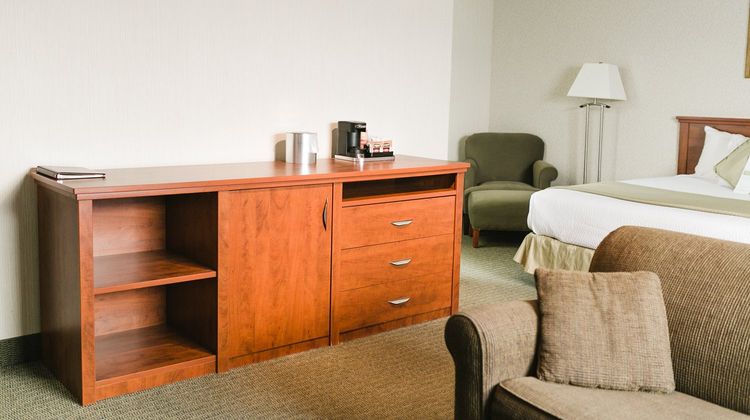 Victoria Inn Hotel & Convention Center Suite