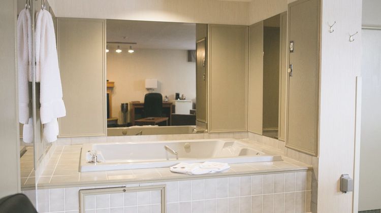 Victoria Inn Hotel & Convention Center Suite