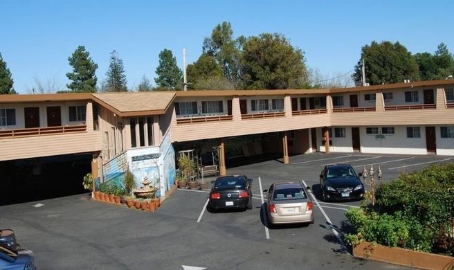Stanford Motor Inn Exterior