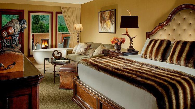 Rustic Inn Creekside Resort & Spa Suite