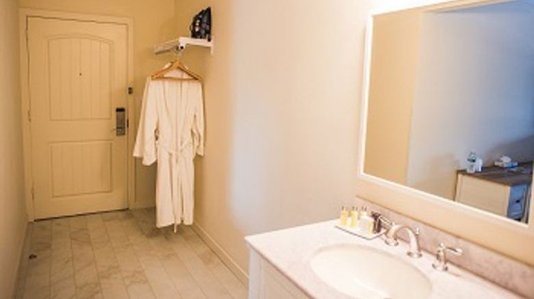 <b>Fairfield Circle Inn Room</b>. Images powered by <a href="https://www.leonardoworldwide.com/" title="Leonardo Worldwide" target="_blank">Leonardo</a>.
