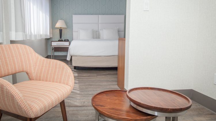 Pasadena Rose and Crown Hotel Suite
