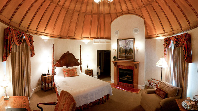 <b>The Cliff House Inn at Pikes Peak Suite</b>. Images powered by <a href="https://www.leonardoworldwide.com/" title="Leonardo Worldwide" target="_blank">Leonardo</a>.