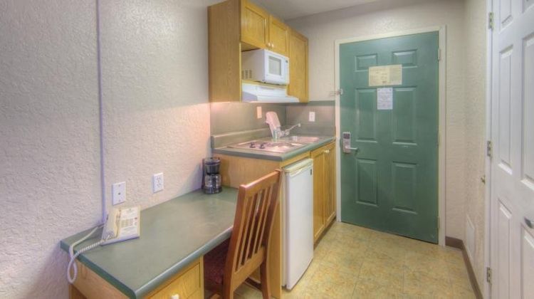 InTown Suites Orlando UCF Room
