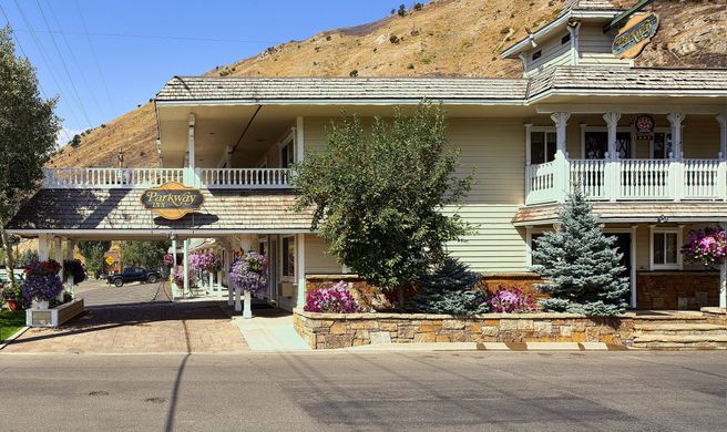 Parkway Inn Exterior
