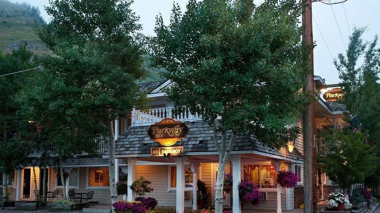 Parkway Inn Exterior