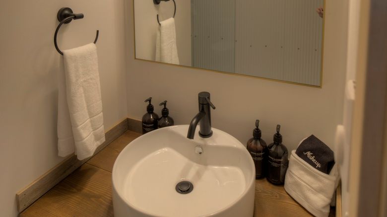 <b>Bowline Hotel Room</b>. Images powered by <a href="https://www.leonardoworldwide.com/" title="Leonardo Worldwide" target="_blank">Leonardo</a>.