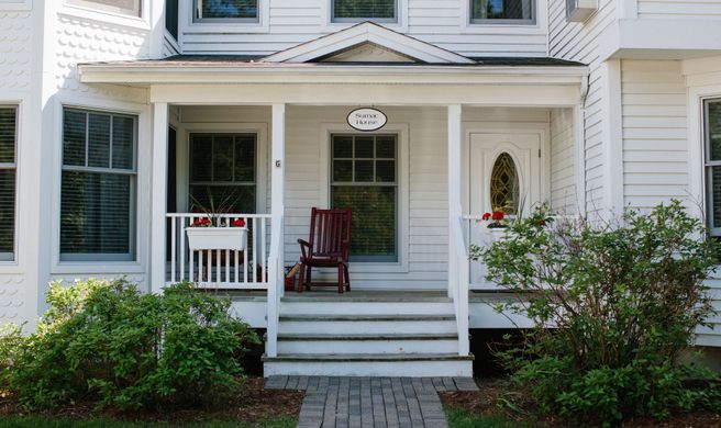 Eagle Harbor Inn Exterior