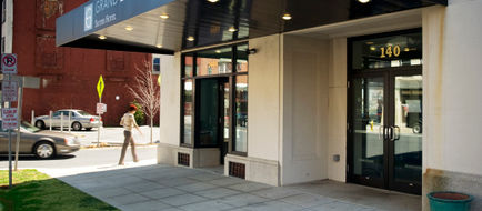 Grand Eastonian Hotel & Suites Exterior