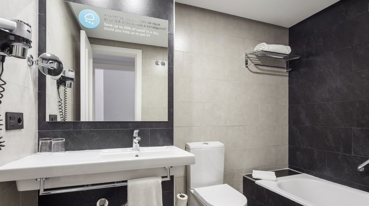Hotel Ilunion Suites Madrid Room