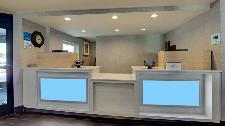 Holiday Inn Express West I40 Lobby