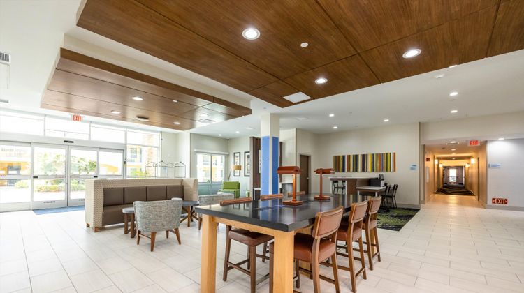 Holiday Inn Express & Suites San Jose Lobby