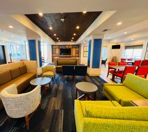 Holiday Inn Express & Suites Lobby