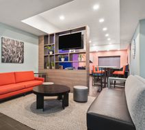 Holiday Inn & Suites Seattle Northeast Lobby