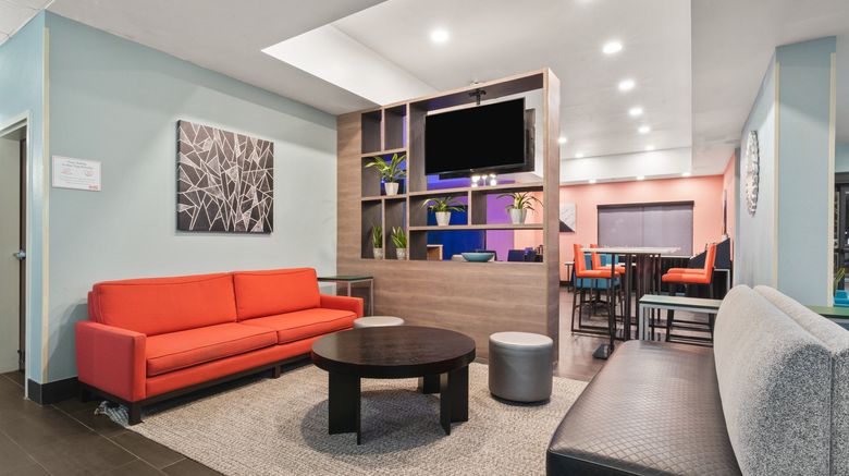 <b>Holiday Inn & Suites Seattle Northeast Lobby</b>. Images powered by <a href="https://www.leonardoworldwide.com/" title="Leonardo Worldwide" target="_blank">Leonardo</a>.