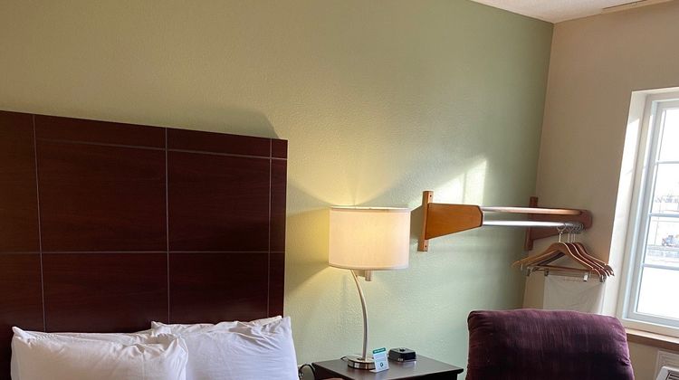 Boarders Inn & Suites by Cobblestone Room
