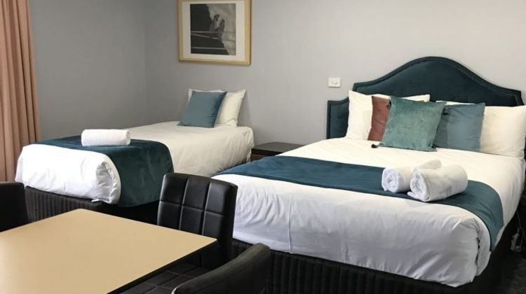 Town & Country Motor Inn Room