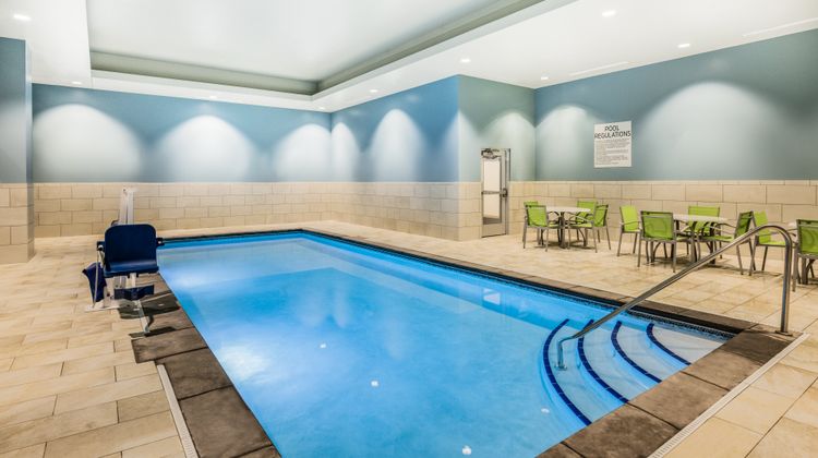 Holiday Inn Express & Suites Downtown Pool