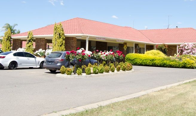 Pines Country Club Motor Inn Exterior