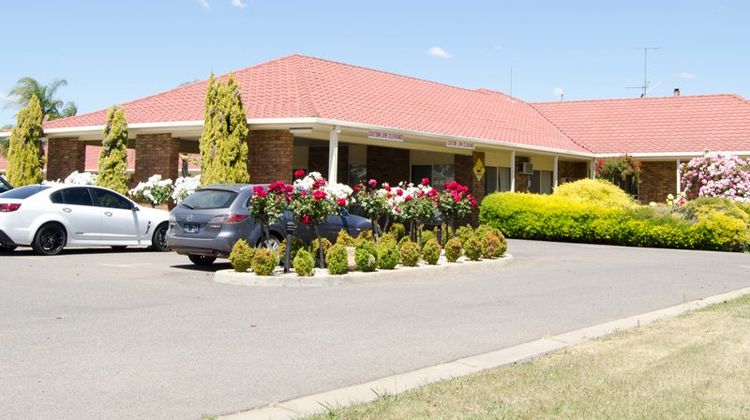 Pines Country Club Motor Inn Exterior