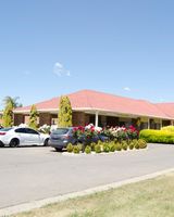 Pines Country Club Motor Inn