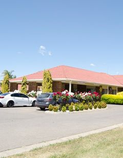 Pines Country Club Motor Inn