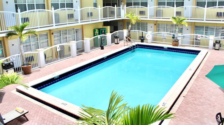 Beach Place Hotel Pool