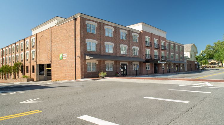 Holiday Inn Express & Suites Dahlonega Exterior