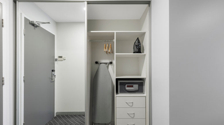 <b>Holiday Inn & Stes Sydney Bondi Junction Room</b>. Images powered by <a href="https://www.leonardoworldwide.com/" title="Leonardo Worldwide" target="_blank">Leonardo</a>.