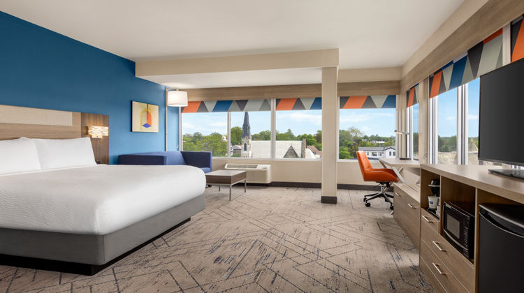 Holiday Inn Express & Suites Downtown Suite