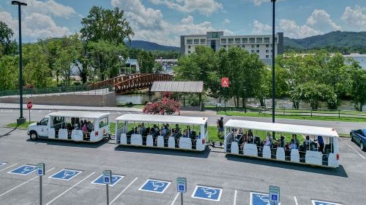 Holiday Inn & Suites Pigeon Forge Exterior