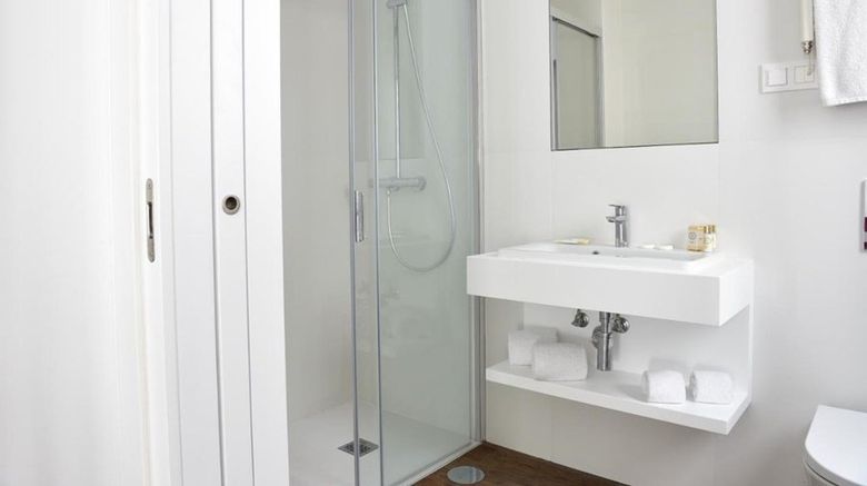 <b>Casa Melo Alvim Room</b>. Images powered by <a href="https://www.leonardoworldwide.com/" title="Leonardo Worldwide" target="_blank">Leonardo</a>.