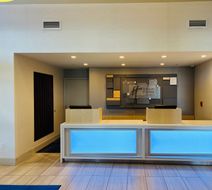 Holiday Inn Express & Suites Lobby