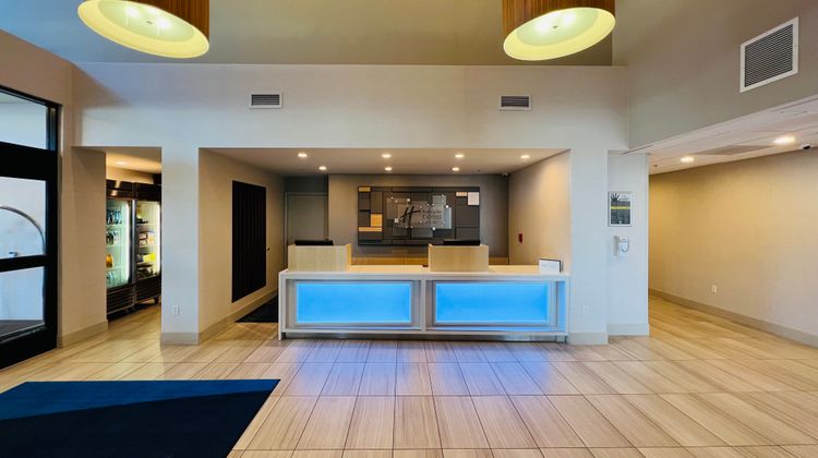 Holiday Inn Express & Suites Lobby