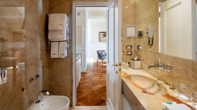 <b>Des Etrangers Grand Hotel Room</b>. Images powered by <a href="https://www.leonardoworldwide.com/" title="Leonardo Worldwide" target="_blank">Leonardo</a>.