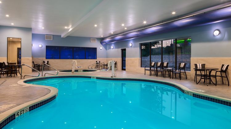 Holiday Inn Express & Suites Bridgeport Pool