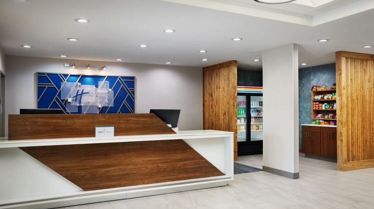Holiday Inn Express & Suites Bridgeport Lobby