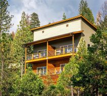 Rush Creek Lodge at Yosemite Exterior