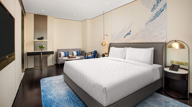 HUALUXE Changfeng Park Suite