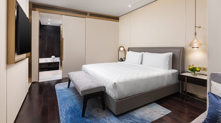 HUALUXE Changfeng Park Suite
