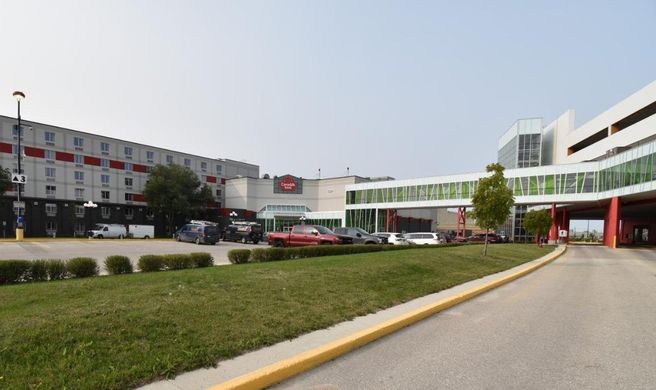 Canad Inns Club Regent Casino Hotel Exterior