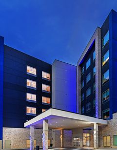 Holiday Inn Express & Suites N Downtown