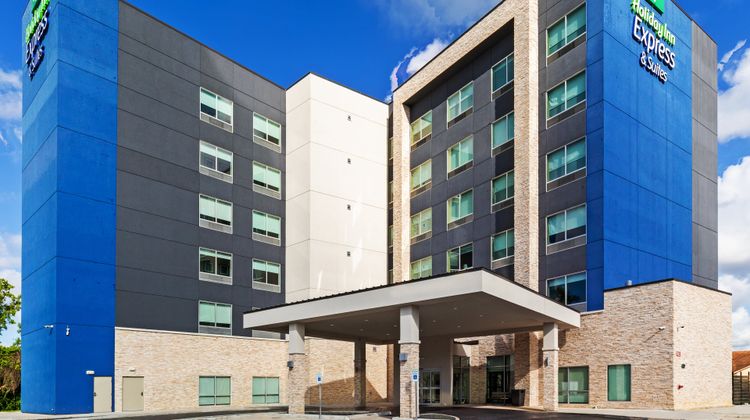 Holiday Inn Express & Suites N Downtown Exterior