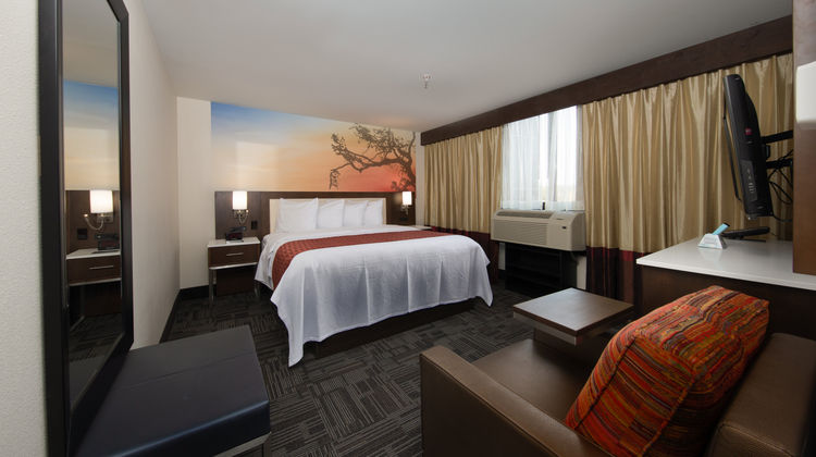 Holiday Inn Brookfield-Milwaukee Suite
