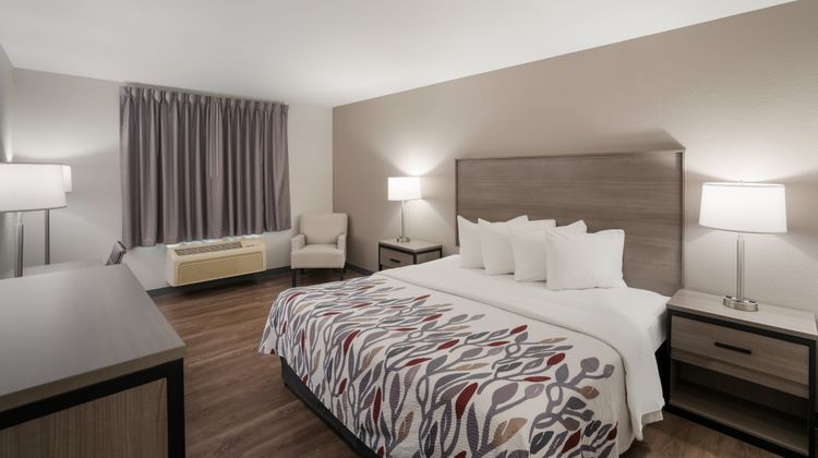 Red Roof Inn & Suites Carrollton-West GA Room